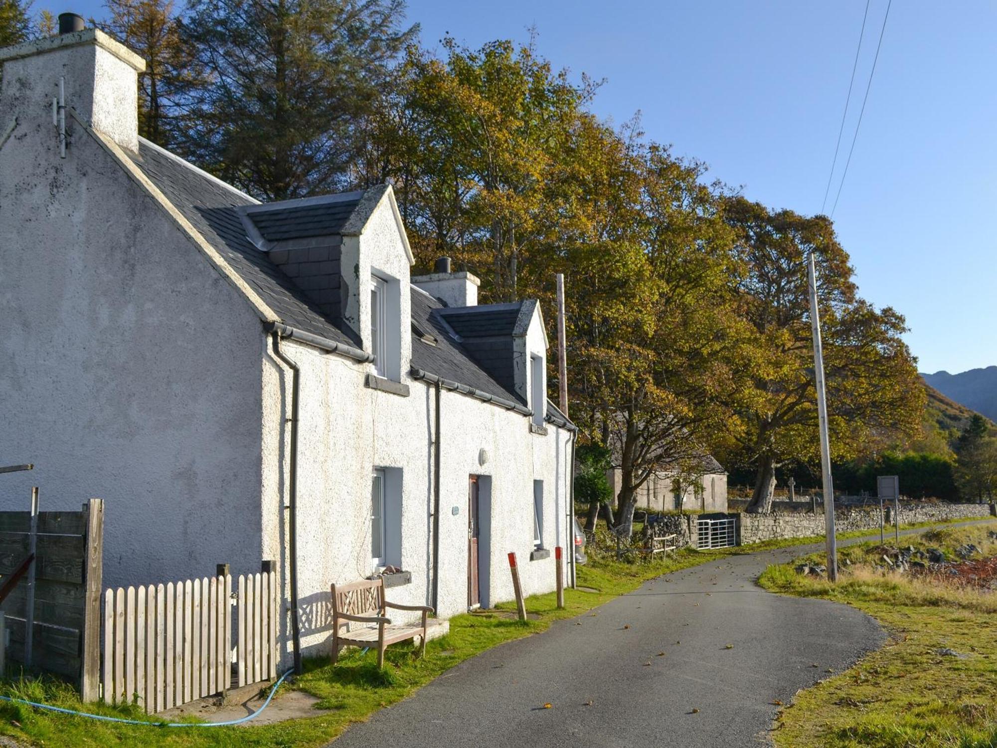 Shore Cottage Arnisdale Экстерьер фото